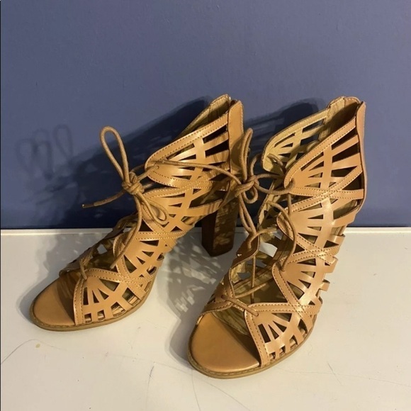 Report Gladiator Lace Up Open Toe Show Heel Sandals Size 8.5. - Picture 1 of 6